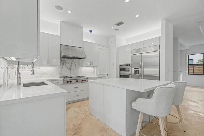 Building Photo - 2561 Trapp Ave
