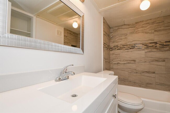 Building Photo - 9033 Rue Cambon St