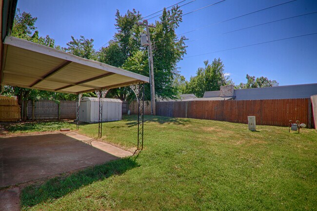 Building Photo - Wood Floors, Covered Patio, PUTNAM CITY SC...