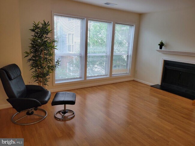 Building Photo - 3178 Summit Square Dr