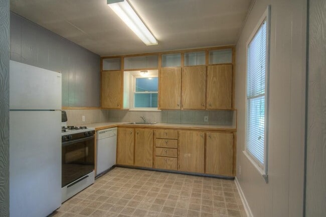 Building Photo - 4614 Bennett Ave