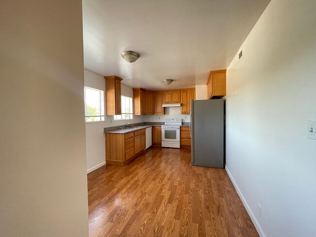 Building Photo - 3 Bedroom unit available in Hayward!