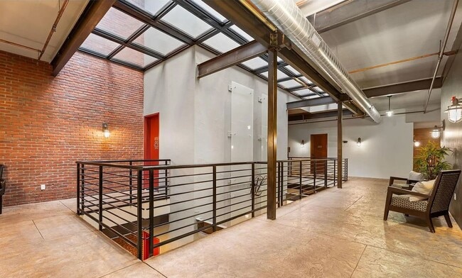 Building Photo - Luxury Old Town Loft in the Prestigious Magnolia Building