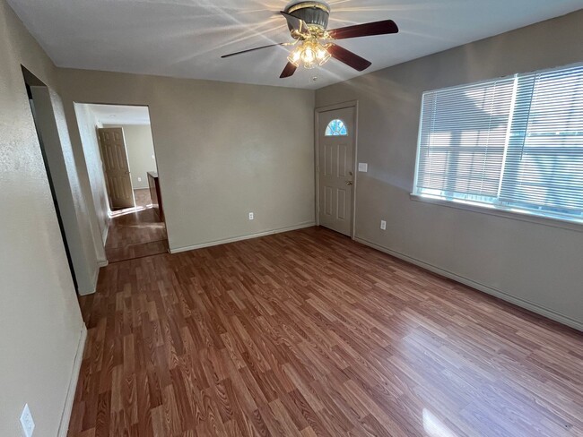 Building Photo - 4Bd, 2Ba, 2 Living Area, All Appliances In...