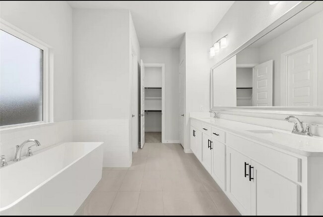 Building Photo - 204 Carmen Oak Ln