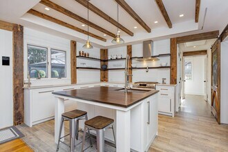 Building Photo - 91 Pantigo Rd