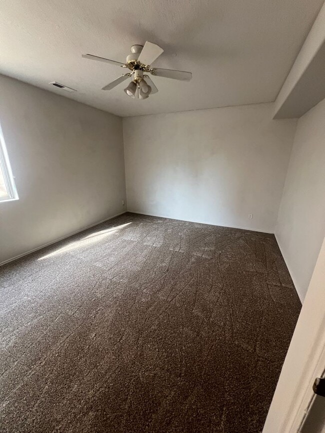 Building Photo - Beautifully refreshed 3 bed 2 bath apartme...