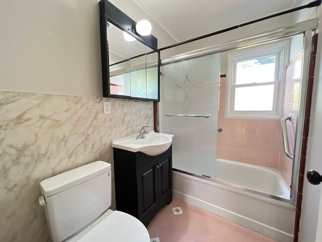 Building Photo - 2 Bedroom/1 Bath Available in Oakland!
