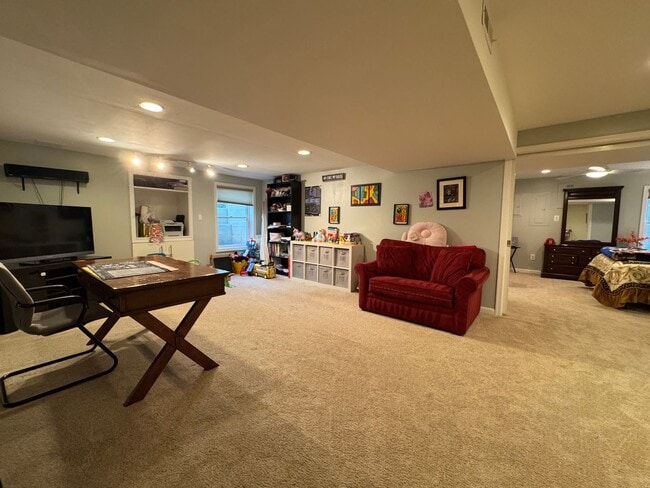 Building Photo - Fantastic 5 Bed 5.5 Bath Single Family Hom...