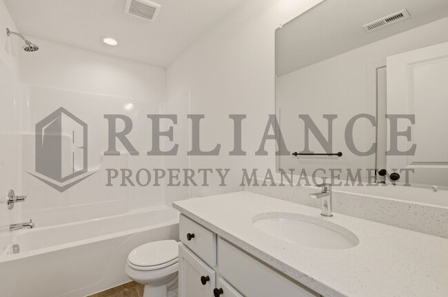 Building Photo - 5249 N Pinecrest Ct