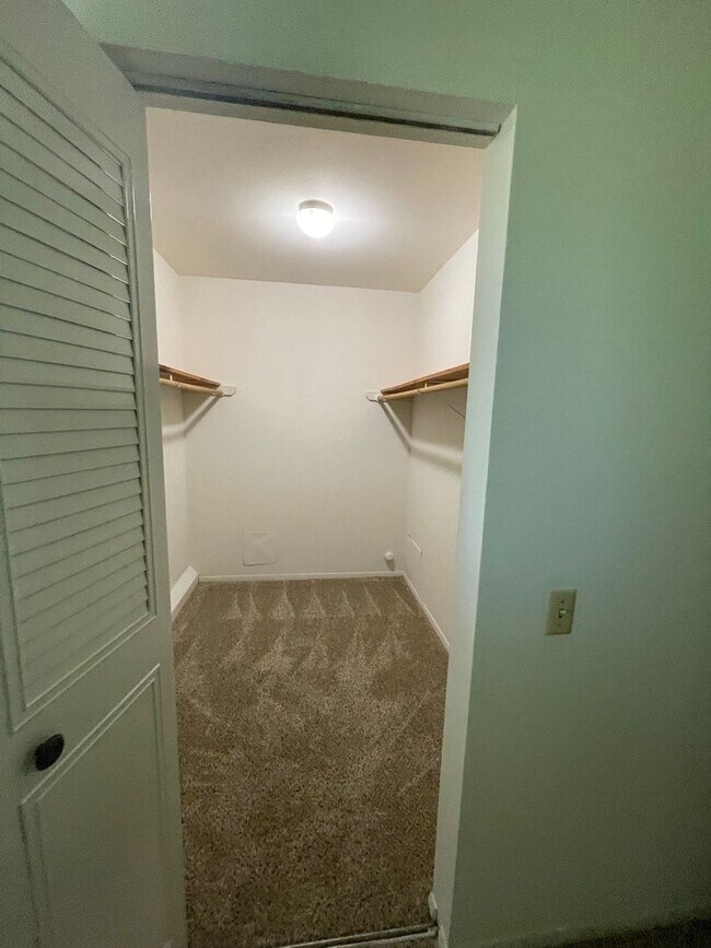Building Photo - Lower 2 Bedroom with Patio - Optional Garage