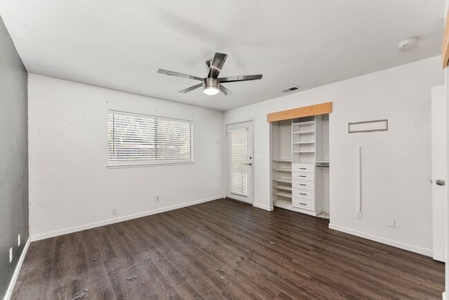 Building Photo - Charming 2 Bedroom 2 Bath Duplex