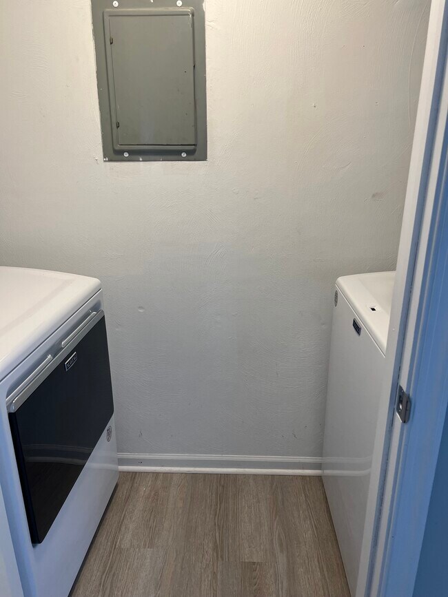 Washer/Dryer - 4750 Hollis Rd