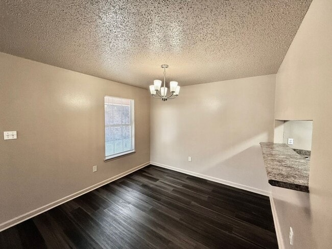 Building Photo - Three Bedroom Apartment with Spacious Dining and Living Area