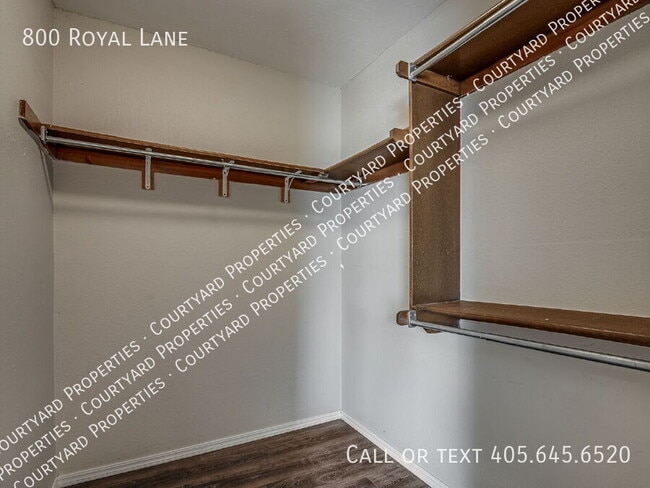 Building Photo - 800 Royal Ln