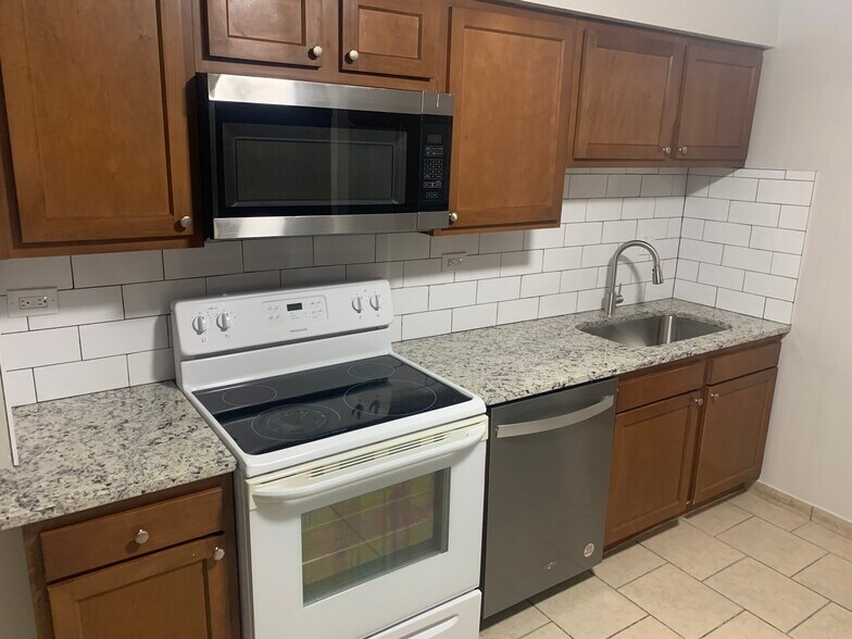 Primary Photo - 1703 W Victoria Dr