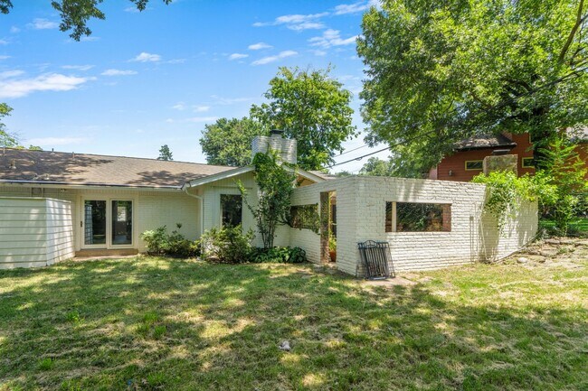 Building Photo - Totally renovated open concept with vaulted ceilings