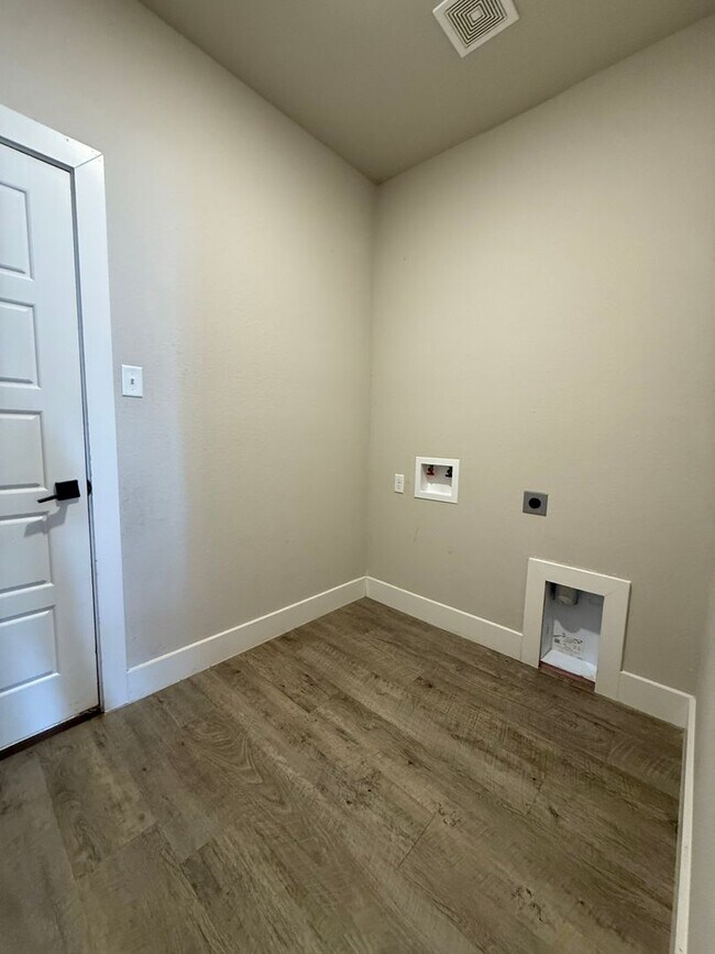Building Photo - 3/2/2 GODLEY ISD - CUSTOM Upgrades Pets Welcome Commuter Friendly