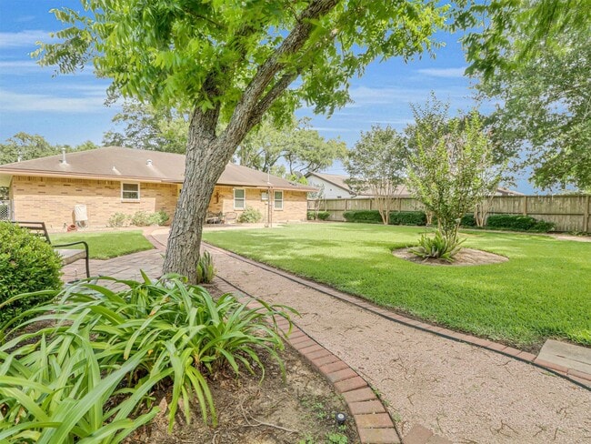 Building Photo - 805 Bluebonnet Ln