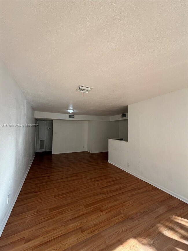 Building Photo - 125 SW 1st Ave