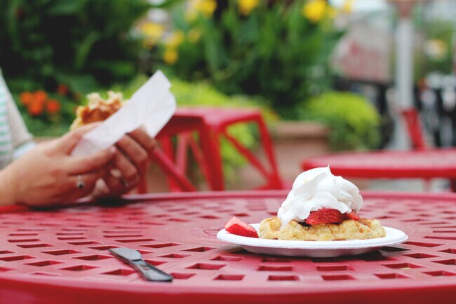 Building Photo - 122 W Elder St