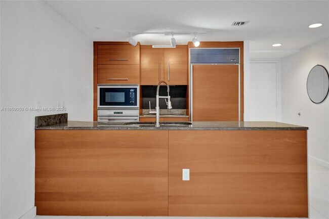 Building Photo - 475 Brickell Ave