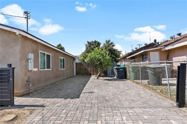 Building Photo - 618 E Erna Ave