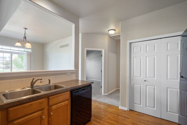Building Photo - Like-New Townhome in Desirable West Loveland