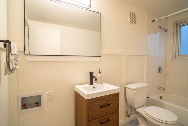 Building Photo - 15 Burbank Dr SW