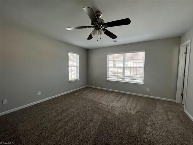 Building Photo - Fabulous 3BR 2.5BA Townhome with Community...