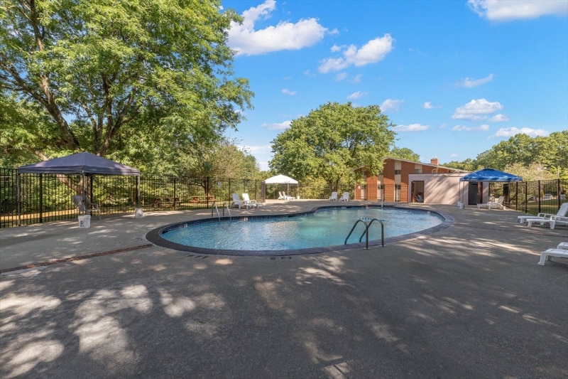 Building Photo - 11 Crescent Dr