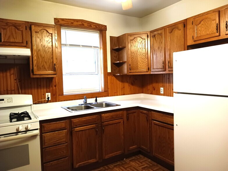 Kitchen - 5902 W Wilson Ave