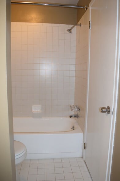 bathroom 2 - 2425 Torquay Ave