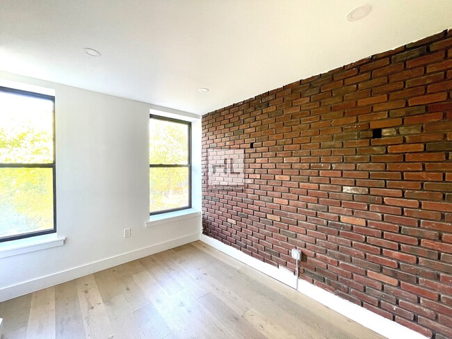 Building Photo - Bright Newly Renovated 4 Bed 2 Bath apartm...