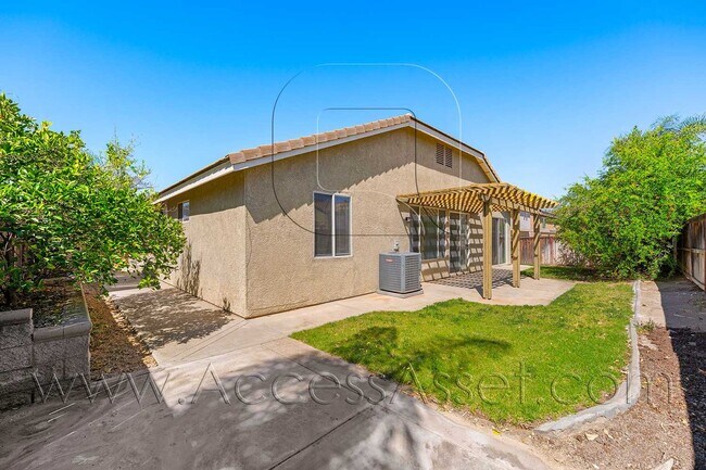 Building Photo - 27090 Adelanto Dr