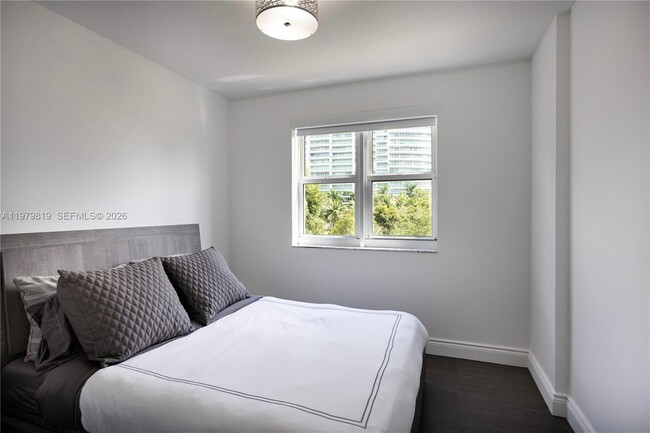 Building Photo - 19900 E Country Club Dr