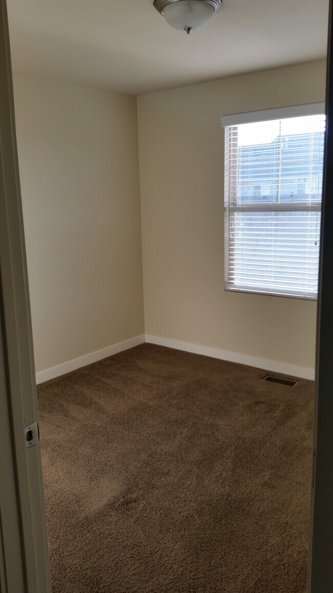 Left Bedroom - 10608 S Topview Rd