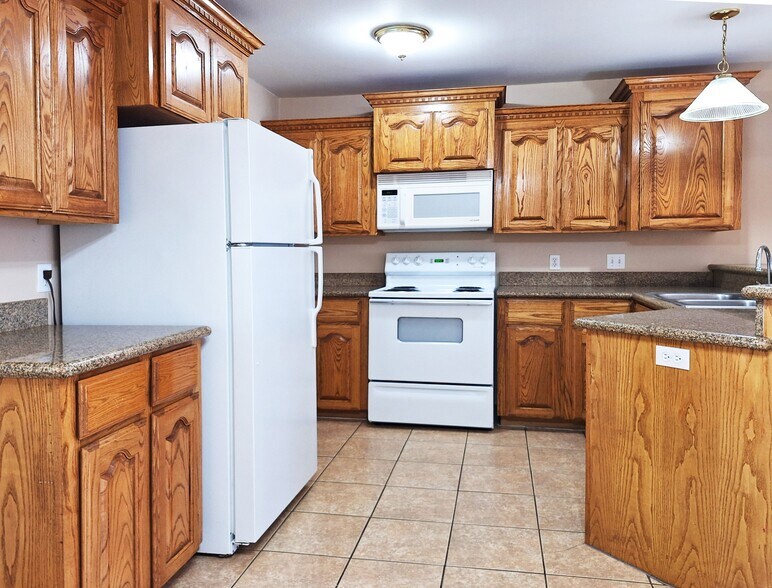 Building Photo - 1402 W Kiwi Ave