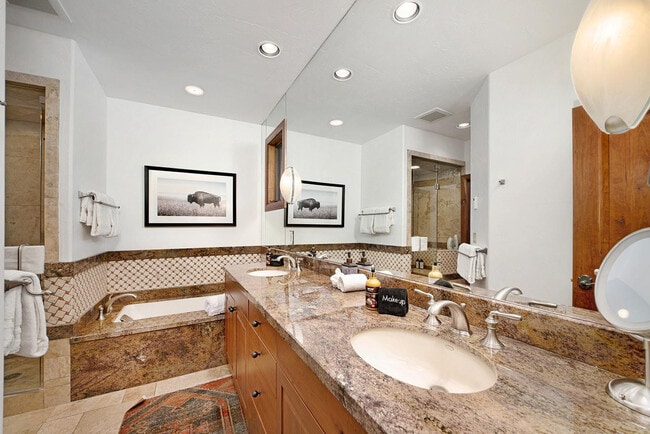 Building Photo - 100 Aspen Ridge Dr