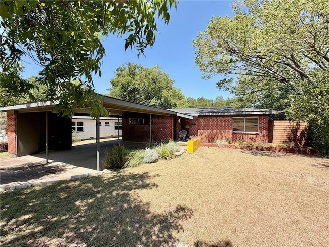 Building Photo - 2223 Forest Oaks Dr