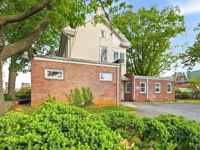 Building Photo - Charming 2-Bedroom, 1-Bath First-Floor Residence in a Beautifully Renovated Historic Home