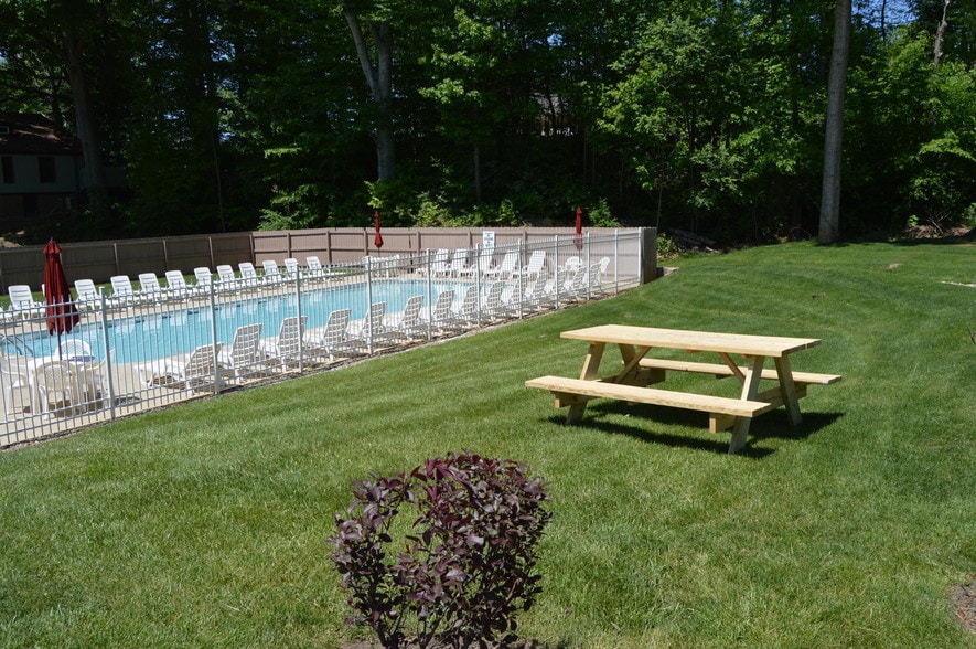 Picnic area - Colonial Club