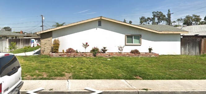 Building Photo - 219 Turf Dr