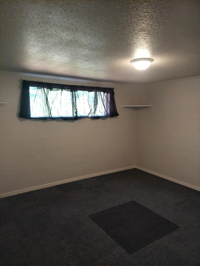 Building Photo - 2 Bedroom 1 Bathroom