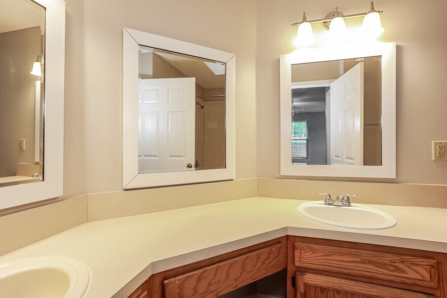 Building Photo - 3402 Westfield Dr