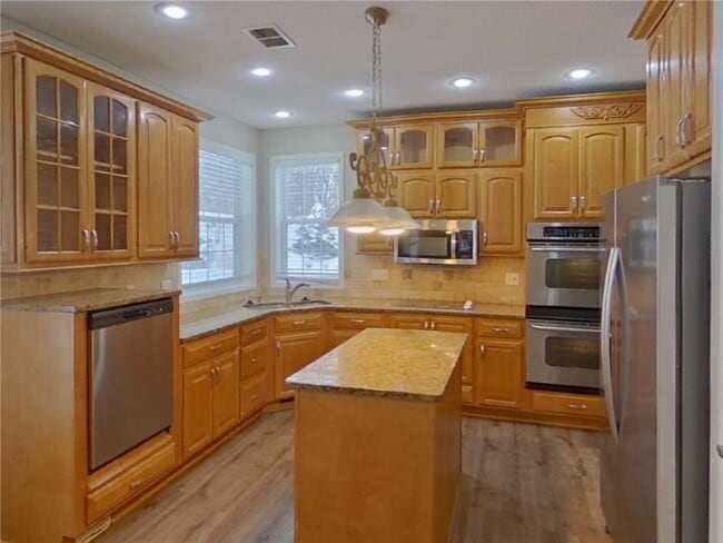 Building Photo - 15012 Viewcrest Ln