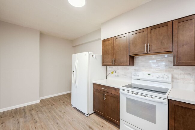 Building Photo - UTILITIES INCLUDED! Fresh & Updated 3bd 2b...