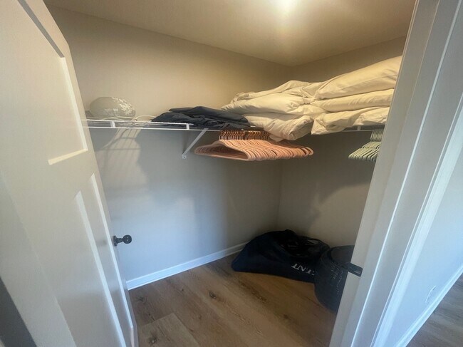 Building Photo - 873 Roselyn Dr