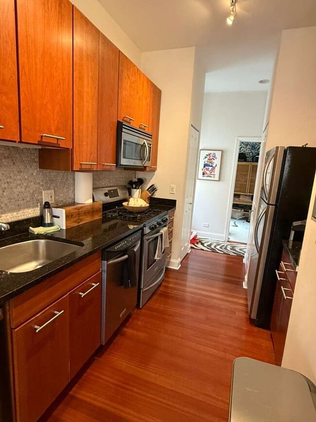 Building Photo - 807 W Lill Ave