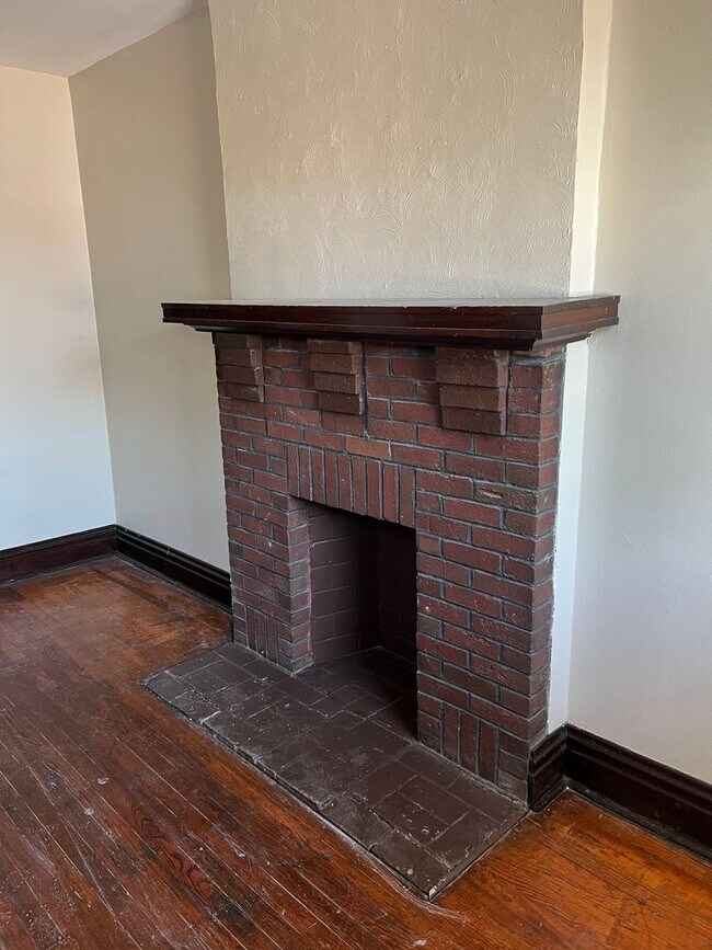 Building Photo - Charming 2nd Floor, 1 bd with new bath. Be...